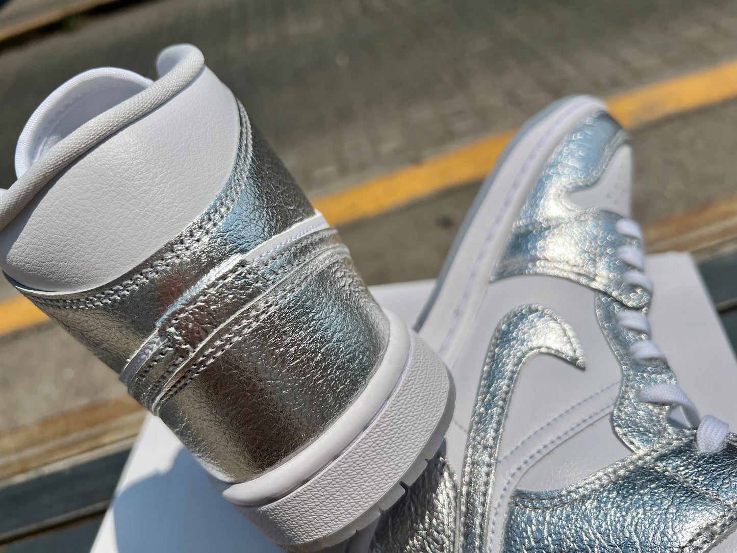 Air Jordan 1 Mid SE "Metallic Silver" (W)