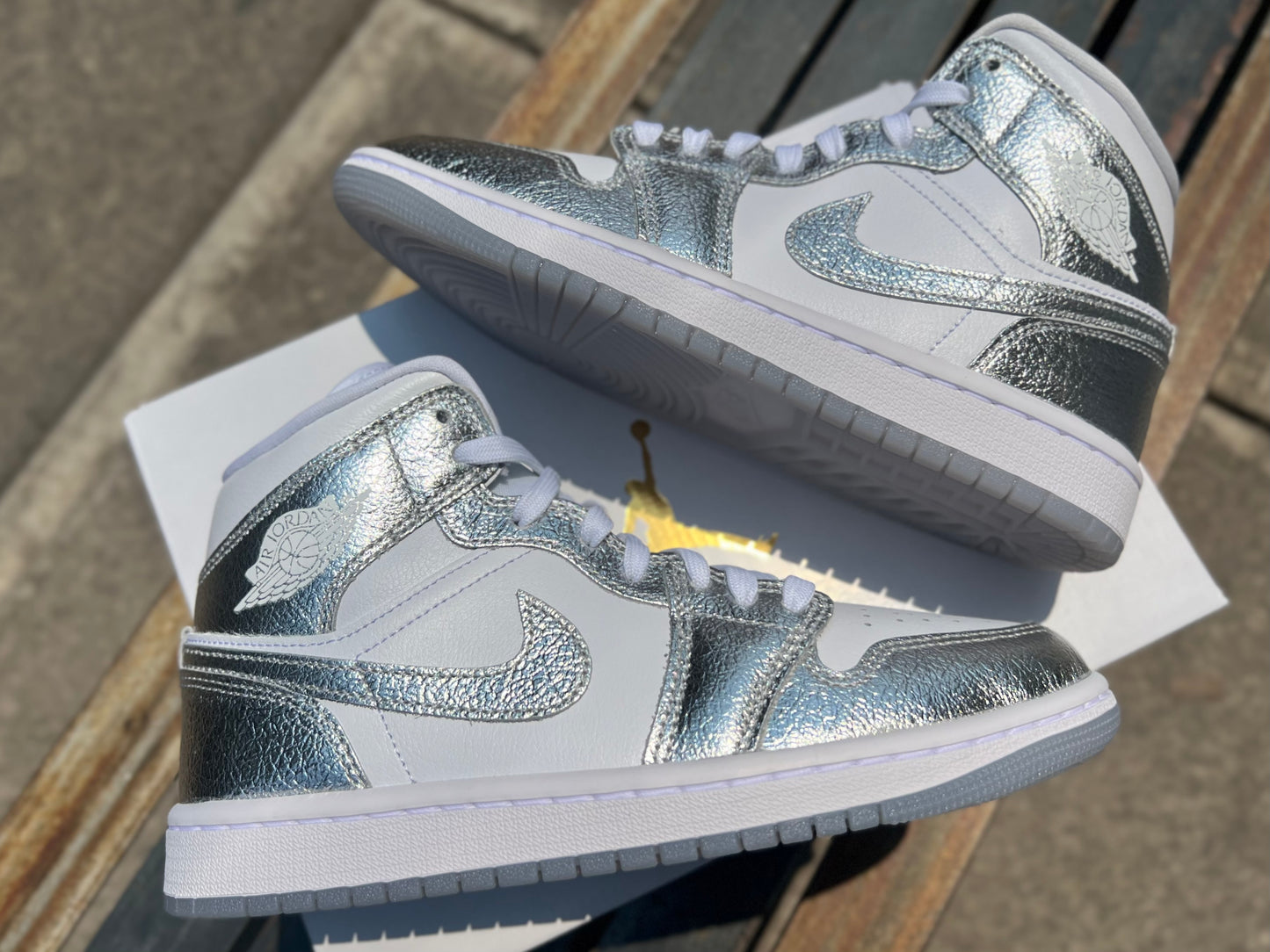 Air Jordan 1 Mid SE "Metallic Silver" (W)