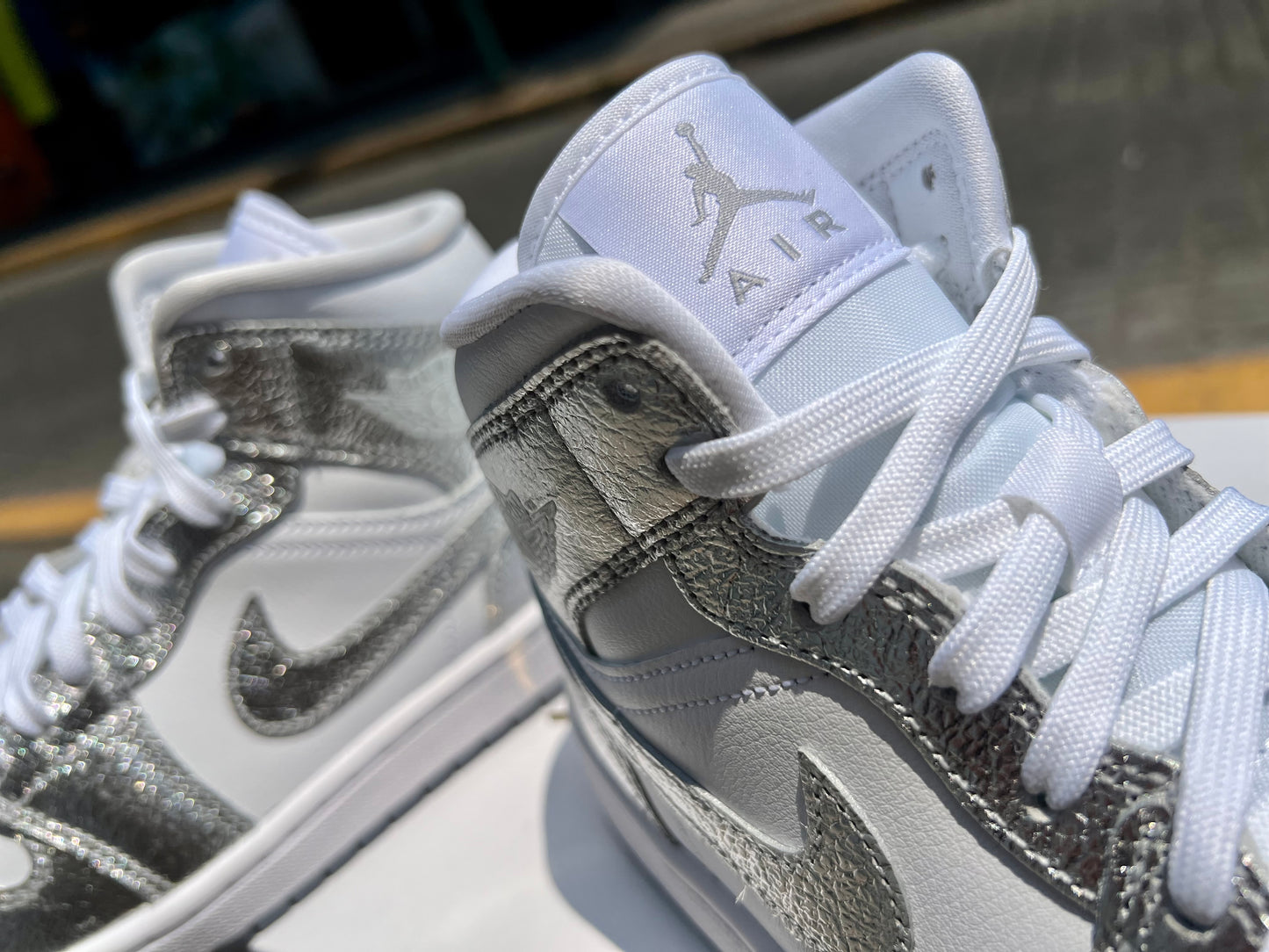 Air Jordan 1 Mid SE "Metallic Silver" (W)