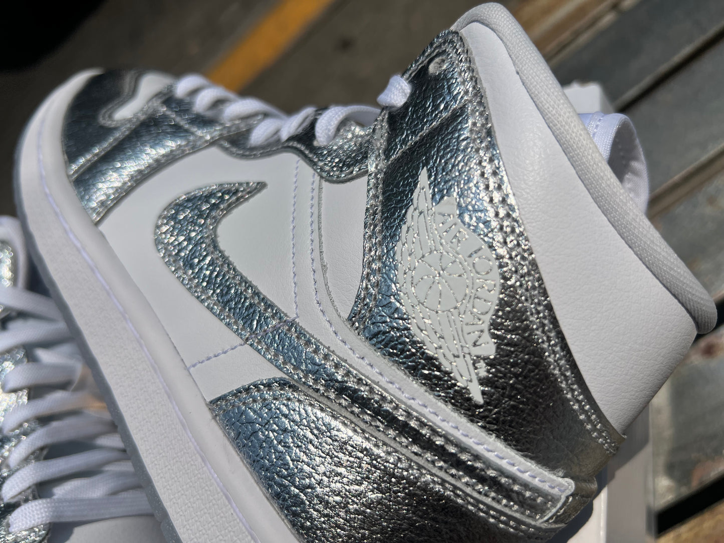 Air Jordan 1 Mid SE "Metallic Silver" (W)