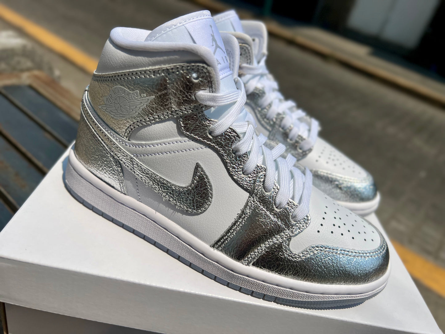 Air Jordan 1 Mid SE "Metallic Silver" (W)