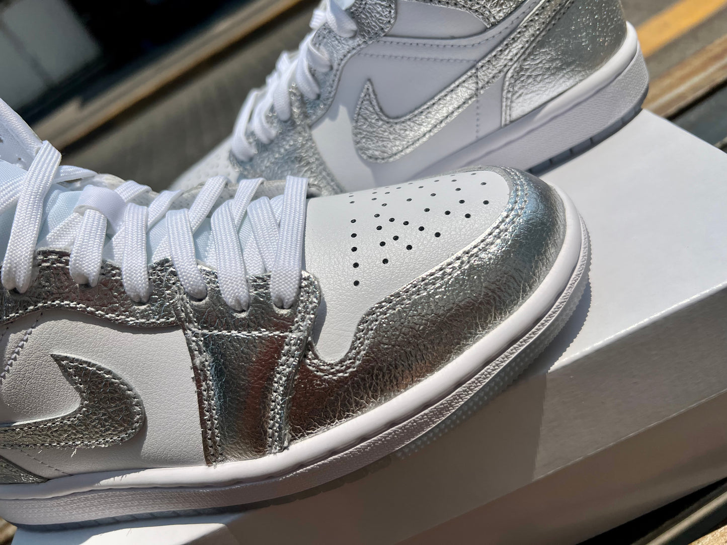 Air Jordan 1 Mid SE "Metallic Silver" (W)