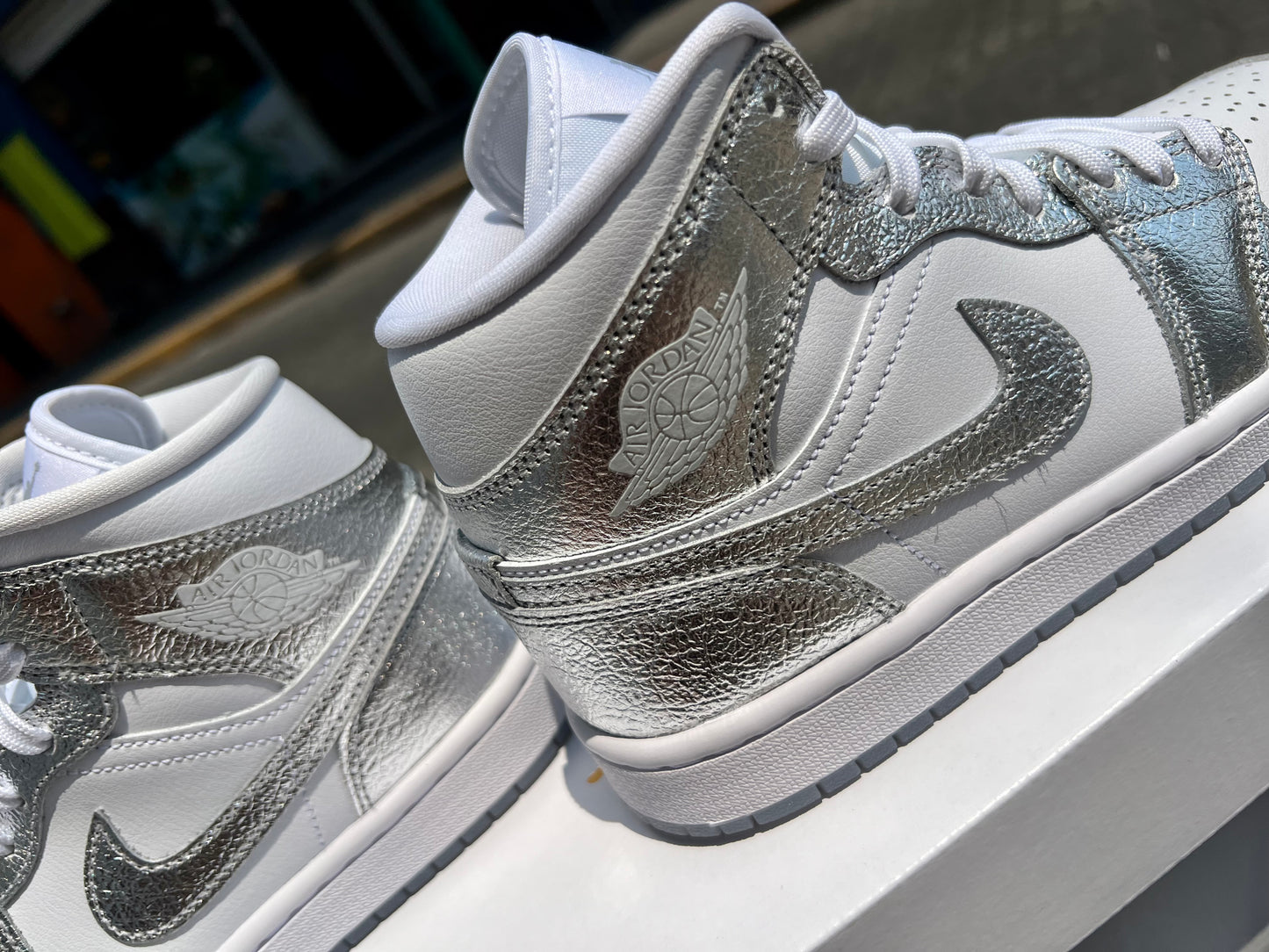 Air Jordan 1 Mid SE "Metallic Silver" (W)