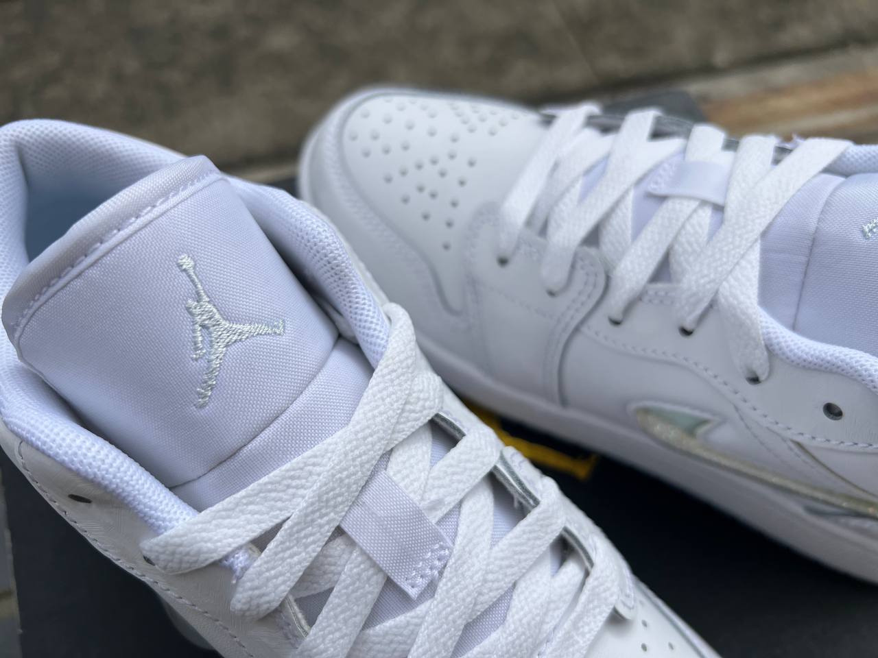 Air Jordan 1 Low SE "Glitter Swoosh"