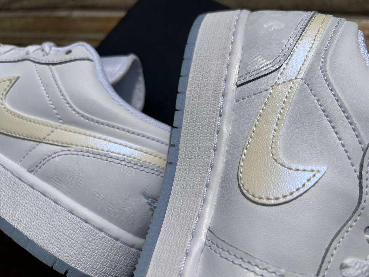 Air Jordan 1 Low SE "Glitter Swoosh"