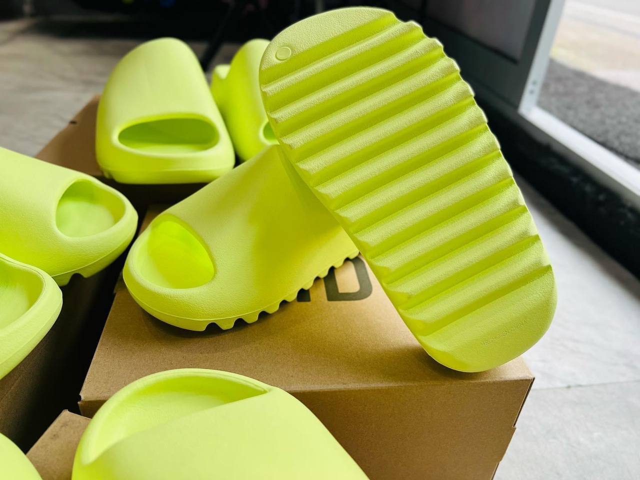 Yeezy Slide "Glow Green"
